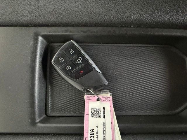 2023 Chevrolet Silverado 1500 4WD Crew Cab Short Bed Custom